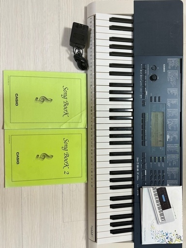 CASIOキーボード　マイク、演奏テキスト付き　高性能。いい音でしっかり弾けます。