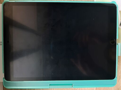 iPad第９世代（無印iPad）カバー付きキーボード・タッチペン付き