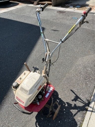 家庭菜園で使ってました。耕運機、携行缶