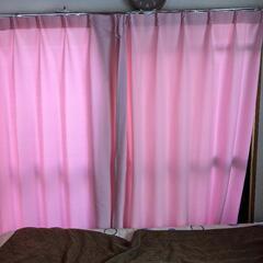 ピンクのカーテン　100×180 2枚