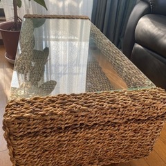 藤のガラステーブル