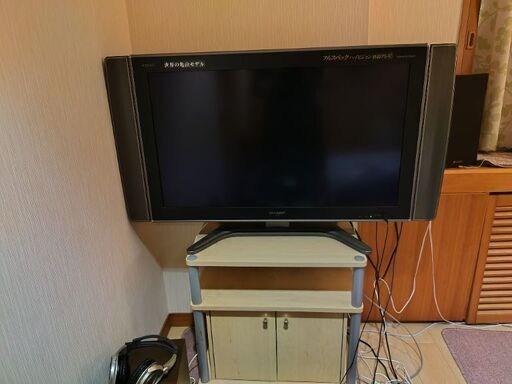 テレビ、テレビ台、スピーカー