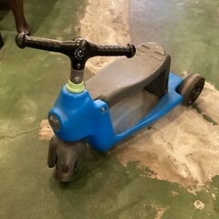 小さい子供用の三輪車