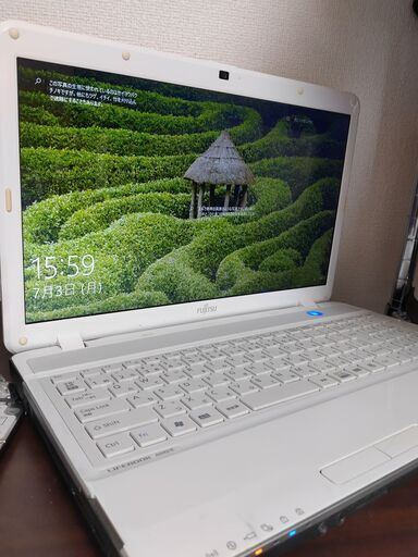 白富士通 高速SSD メモリ4G大画面15.6インチ　カメラ内蔵　CDDVD読み書き　Wifi対応