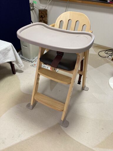 カトージ KATOJI  木製ベビーハイチェアEasy-sit (テーブル付き・腰ベルト付き・座席クッション付き)。折りたたみ可能。赤ちゃんを楽に座らせられるベビーチェア。 数回使用したのみの美品、箱、説明書付き。