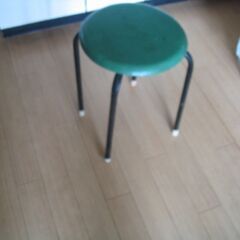 丸い椅子　無料　椅子は台所に一つあると便利ですよ。　ホットプレー...