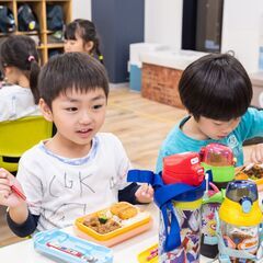 【週2～5日 朝/夕方勤務】保育園・小学生バス添乗スタッフ(交通費支給／英語不要) − 神奈川県