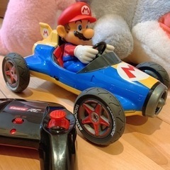 マリオのラジコンと恐竜ぬいぐるみ