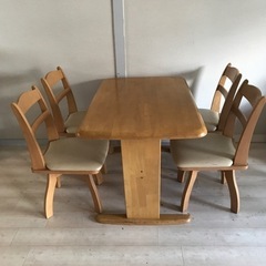ダイニングテーブル一式(テーブルと椅子4脚のセットです)