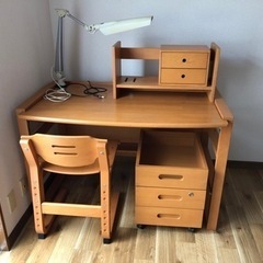 学習机　子供から大人まで使えるタイプ