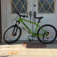 コナ。米国高級スポーツブランド。