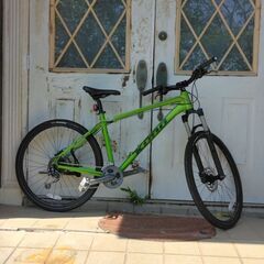 コナ。米国高級スポーツブランド。