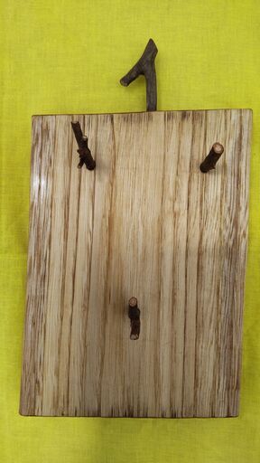 ウッディな　DIY　クリ材のキーハンガー　壁掛け用　売ります。