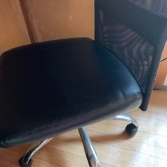 黒い、背もたれが大きい椅子