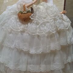 白いドレスの人形