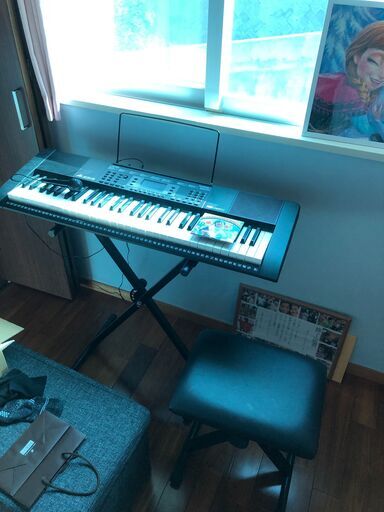 ピアノを使ったことがない。真新しい.椅子付き