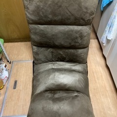 大きめの座椅子。古いです。ほとんど汚れ無し。取りに来れる方限定