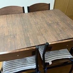 ダイニングテーブルと椅子のセット