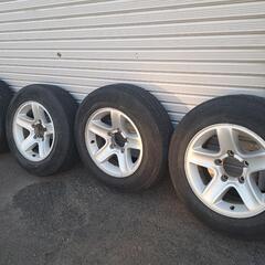 215/70/16タイヤとアルミです