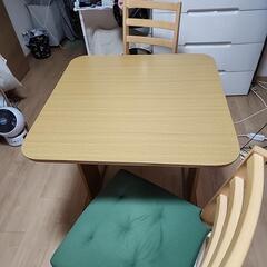 テーブルと回転式椅子