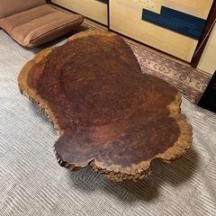 天然木一枚板座卓です。天然木の足がついてます。