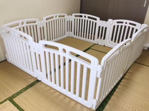 Nebio Quet のベビーサークル(全8枚)に、別売オプション品の専用スタンド2セット(全4個)