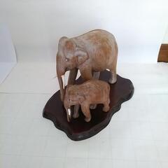 木彫りの象の親子