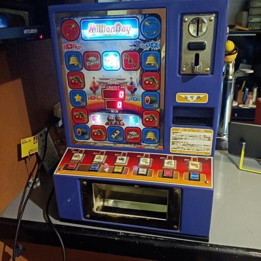今がチャンス！ミリオンボーイ　ジャックポット　1000円札が入るタイプです!両替機、カギ2か所でロックするタイプです！自動販売機。