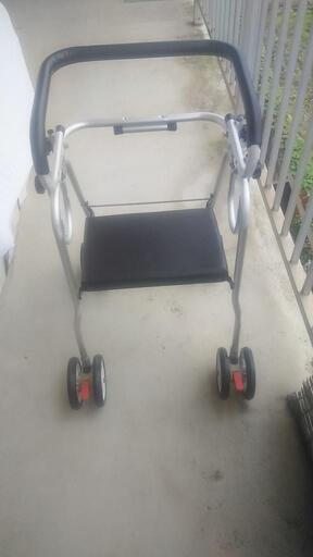 折り畳み式シルバー歩行器