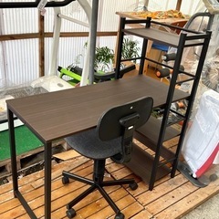 本棚付きのテーブルと椅子セット