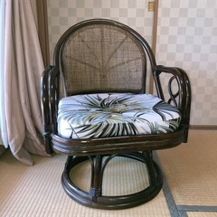 籐製回転椅子