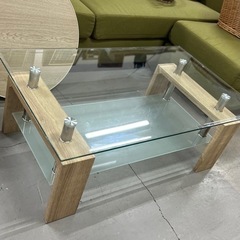 ガラス板と木目のテーブル