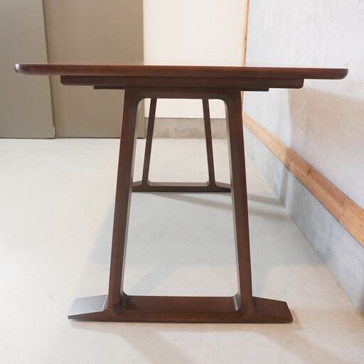 karimoku(カリモク家具)のD6112 ウォールナット材 ダイニングテーブルです。シンプルなデザインの食卓はモダン系や北欧スタイルにもオススメ！コンパクトなサイズでリビングのワークデスクにもDG130
