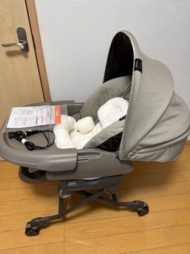 【ネムリラ】コンビのフード付き電動ハイローチェア