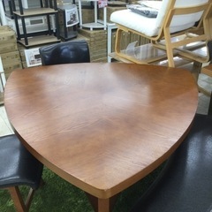 【✨おしゃれデザイン❗️向かい合って食事が楽しめる❗️回転イス❗️ベンチ❗️✨】定価¥73,480 ダイニング４点セット