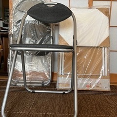 新品の折畳テーブル。椅子2台（ノーブランド）セット 