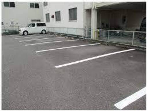 駐車場の白線の色あせを誰でも簡単に直せます！製品には容器やハケも付いているので道具を準備する必要はありません。 駐車場の白線の色あせを誰でも簡単に直せます！製品には容器やハケも
