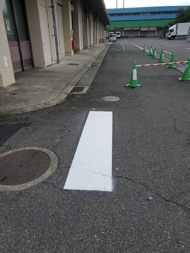 駐車場の白線の色あせを誰でも簡単に直せます！製品には容器やハケも付いているので道具を準備する必要はありません。 駐車場の白線の色あせを誰でも簡単に直せます！製品には容器やハケも
