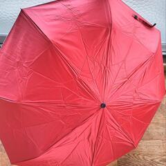 赤い折り畳み傘