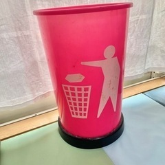 ヴィレバン ピンクのゴミ箱