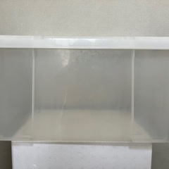 半透明の収納箱