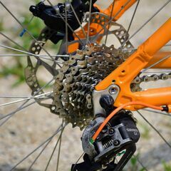 アルミフレーム＋機械式ディスクブレーキ 26インチMTB 2x8段変速 Alloy-frame MTB equipped with mechanical disc brakes