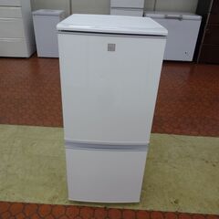 ID 074947　冷蔵庫２ドア　137L　シャープ　キズ有　２０２０年製　SJ-14E7-KW ID 074947 冷蔵庫2ドア 137L シャープ キズ有 2020年製 SJ-14E7-KW