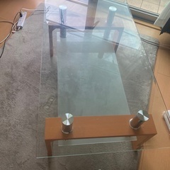LOWYAガラステーブル