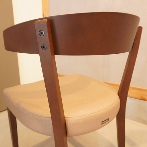 karimoku(カリモク家具)のダイニングチェアー2脚セットです。ブラウンの落ち着いた色とシンプルでありながらゆったりとしたデザインが魅力の北欧スタイルの木製椅子です♪和の空間にもおススメ！DG156
