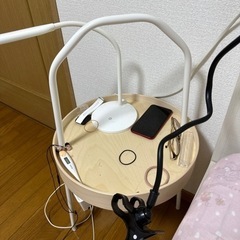 灯+ベッド隣のテーブル