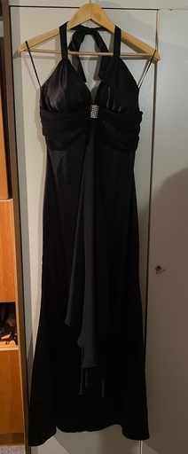 黒ホルターネックドレス