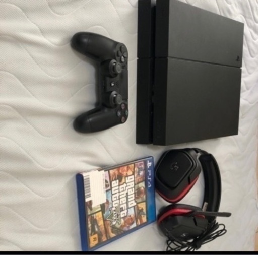PS4＋GTA 5  + コントローラー1つ＋　マイク付きヘッドフォンのセットです✌