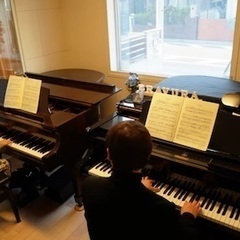 スタインウェイを備えた２台のグランドピアノで充実のレッスン