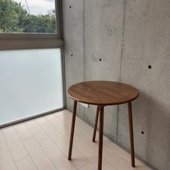 小さめ木製テーブル